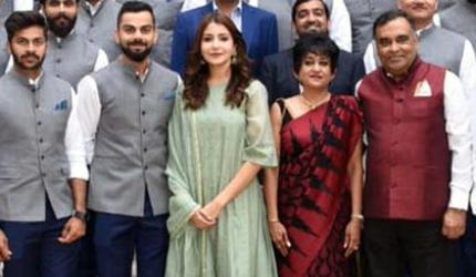 Controversy after Anushka poses with Team India