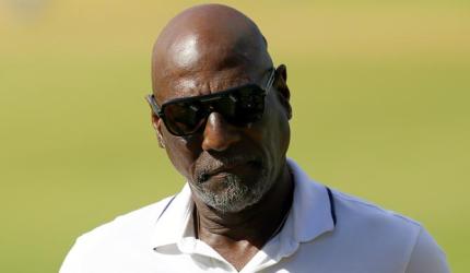 Viv Richards fine after falling ill on pre-Test show