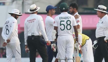 #SpiritOfCricket: India physio attends to B'desh's Nayeem