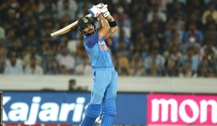 Kohli surpasses Dravid's run record!