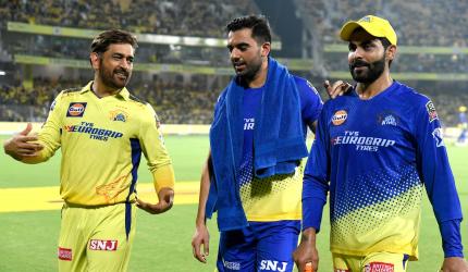 Dhoni blames dew for CSK's defeat vs KKR