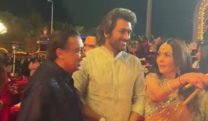 SEE: Dhoni has got the perfect dandiya moves!