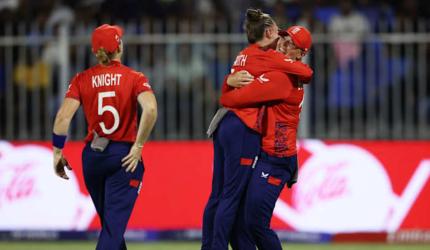 T20 WC: Eng batters flop but down B'desh by 21 runs