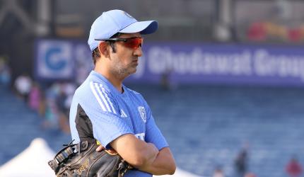 Beleaguered Gambhir gets Shastri backing