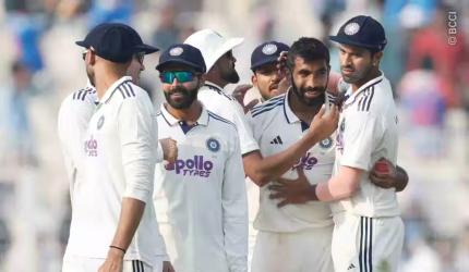 PIX: South Africa implode after steady start on Day 1