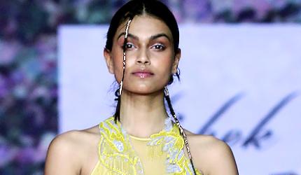 See! This beauty queen's ramp walk is so, so HOT