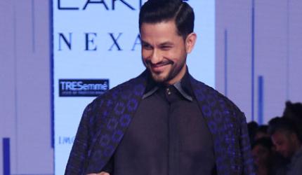 Kunal does a smooth moonwalk on the runway 