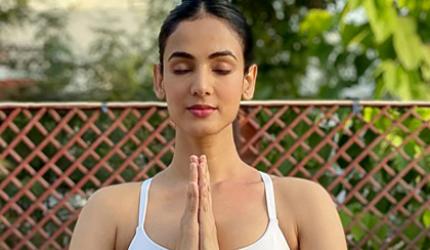 Can you twist your body like Sonal Chauhan?