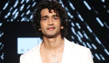 Will Ranveer Say Yes To Shantanu's Edgy Suit?