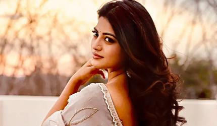 Anandhi Is The Ultimate Desi Girl Until...