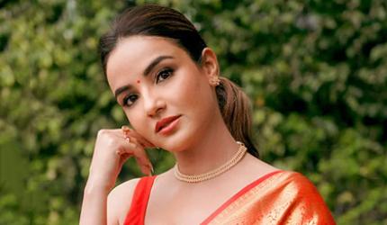 Navratri, Day 7: Jasmin, Raashi Look Awesome In Orange