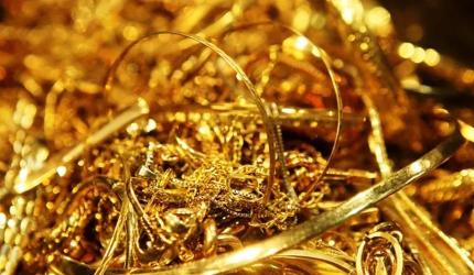 Gold rises Rs 70 to hit a fresh peak of Rs 98,170/10g