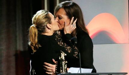 PIX: Kate Winslet kisses Allison Janney!