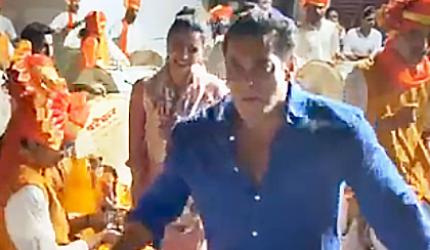 WATCH: Salman dances during Ganpati visarjan