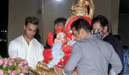 Watch: Salman does the Ganpati visarjan