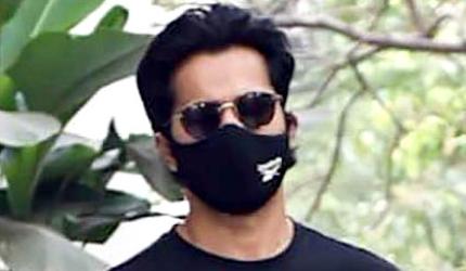 2 days before shaadi, Varun's working!