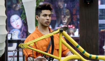 Bigg Boss 15: Pratik gets a nosebleed