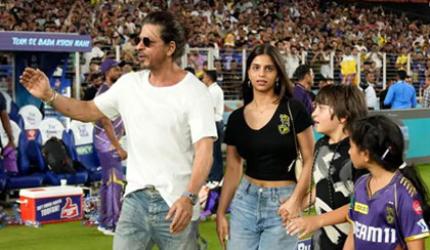 Shah Rukh Bowls Over IPL Fans