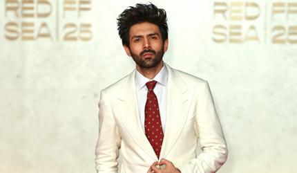 Guess Who Kartik Met In Jeddah?