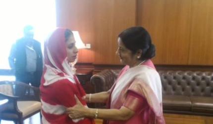 Swaraj meets Geeta, says girl is happy with govt's efforts