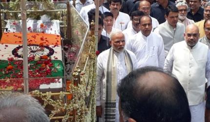 Modi, Shah walk with sea of mourners to bid adieu to Vajpayee