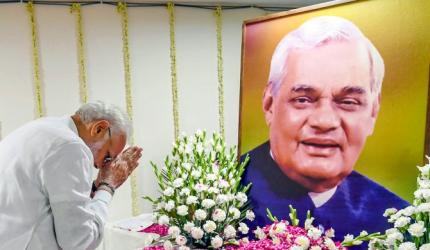 Rival parties come together to remember Vajpayee 