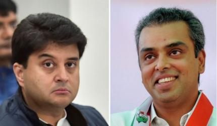 Rahul loyalists Scindia, Deora quit Congress posts 