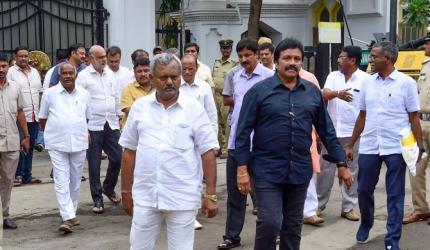 2 disqualified K'taka MLAs move SC against ouster 