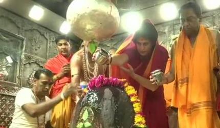 Priyanka offers prayers at Mahakaleshwar temple in MP