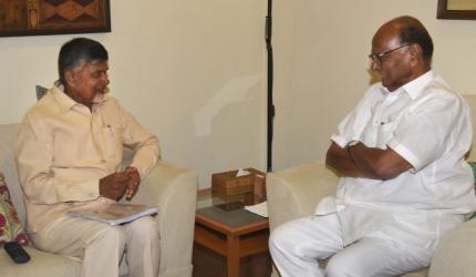 Naidu steps up efforts for 3rd Front, meets leaders