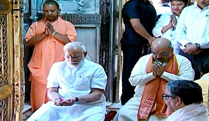 Modi offers prayers at Kashi Vishwanath temple