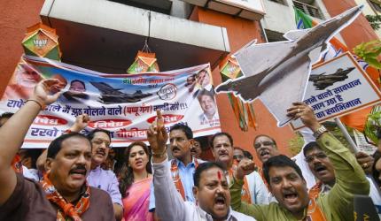 BJP stages 'Rahul must apologise' protests over Rafale