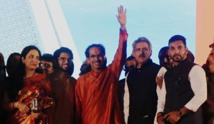 6 former Maha CMs attend Thackeray's swearing-in