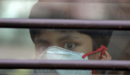 Delhi residents 'feeling suffocated' due to bad air