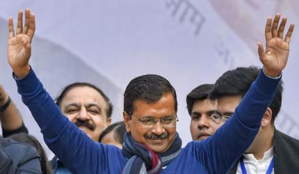 Kejriwal all set to take oath on Sunday, invites PM