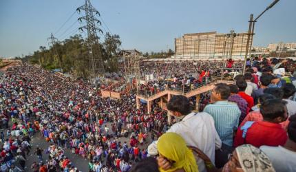 Thousands of migrants throng to take buses back home