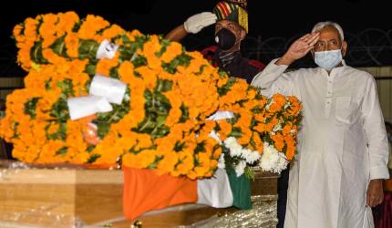 Bihar leaders pay tribute to Paswan at Patna airport