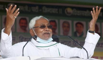 Nitish faces protest at public meeting; slams RJD