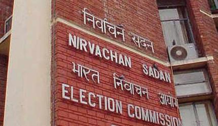 EC to announce poll dates for Gujarat, Himachal today