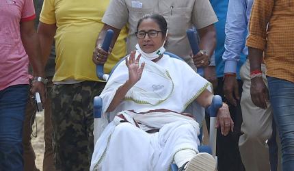 Sporadic violence mars voting in WB; Mamata slams EC