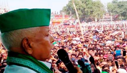 Lalu Yadav speaks to Sonia, hints at thaw with Cong