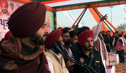 Sidhu woos Punjab women with cash, LPG cylinders