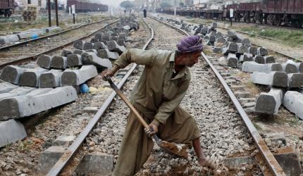 Pak, China to go ahead with Karachi-Peshawar rail line