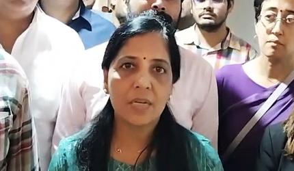 Sunita Kejriwal set to replace husband as Delhi CM?