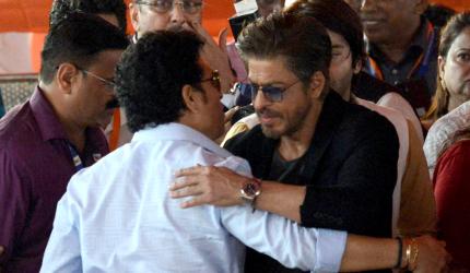 SRK, Sachin Hug At Swearing In