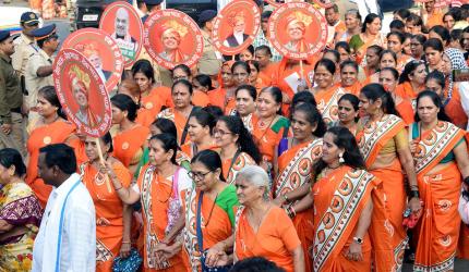 Mahayuti Supporters Throng Azad Maidan