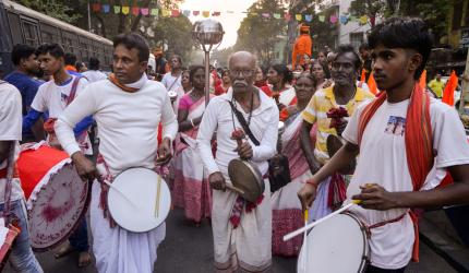 Protests in Bengal over attacks on Hindus in B'desh