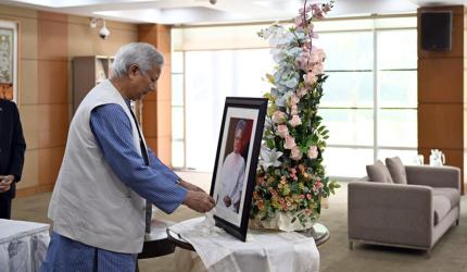 Dr Yunus Pays Tribute To Dr Singh