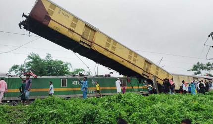 9 dead, 41 hurt as goods train hits express in Bengal