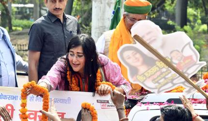 Sushma's Daughter In Debut Battle